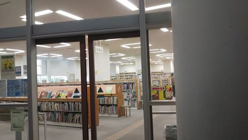 鶴見図書館内部