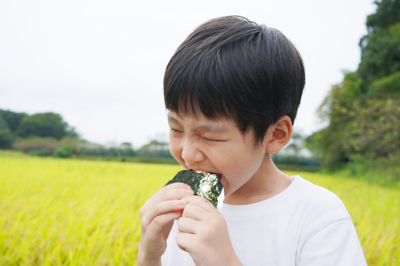 おにぎりを食べる子ども