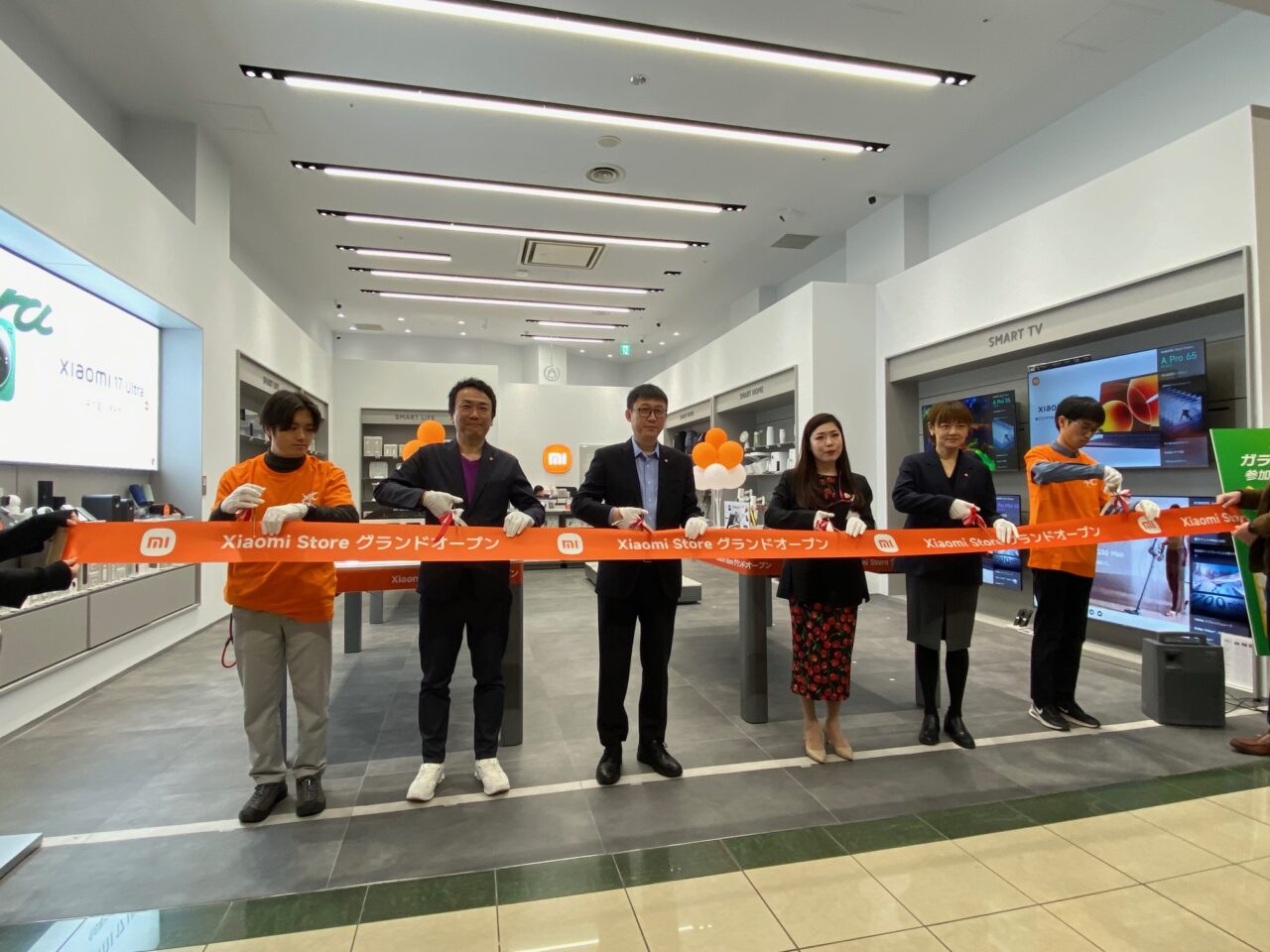 テープカットの様子