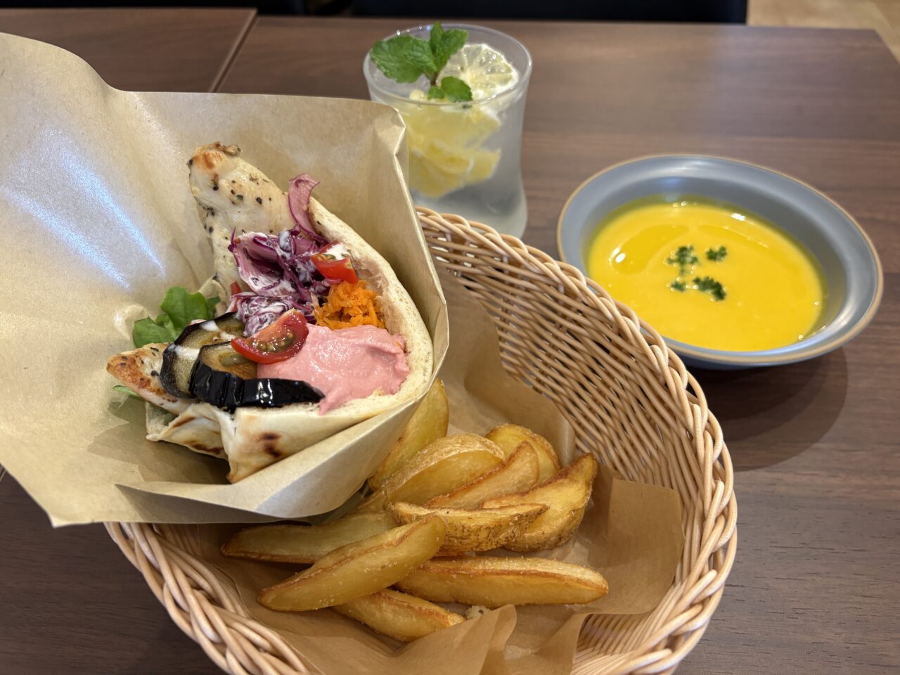 ハーブチキンピタサンド