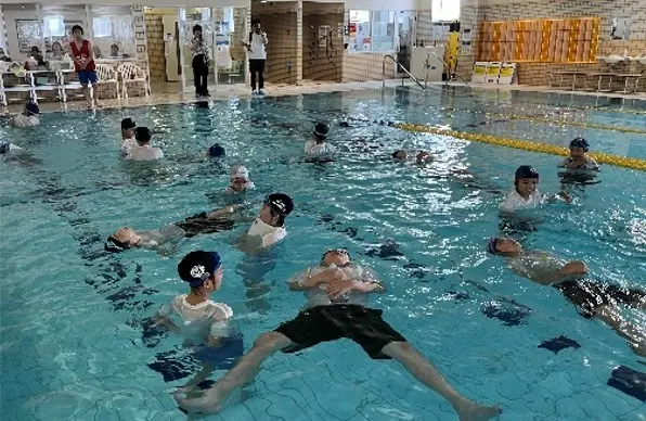 着衣水泳